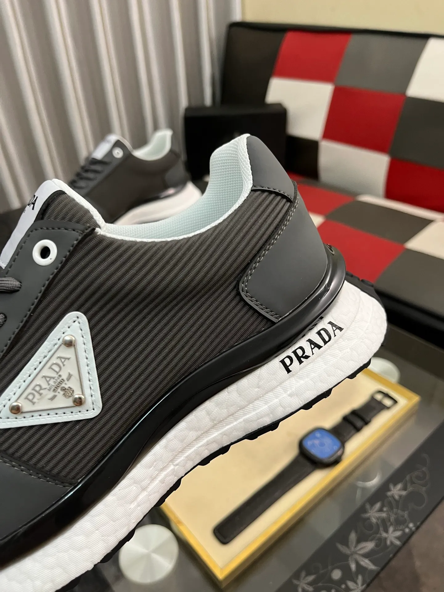 Men's Men's Shoes 💰458⌚️⌚️ Prada/Prada Men's new casual shoes, this sports shoe is made of imported calfskin upper with breathable mesh and breathable mesh lining. The foot pads are made of sheepskin, and the outsole is made of non-slip sports exclusive rubber outsole with logo. It feels good on the feet and is a fashionable item! Size: 38-44 4️⃣colors available